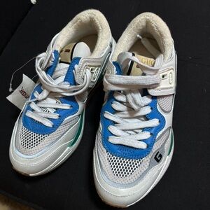 I am selling Gucci sneakers  .